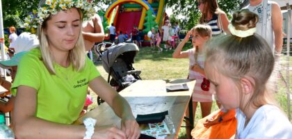 Kreatywna warsztatownia w czasie festynu KGW Borowiacka Kraina w Bysławiu