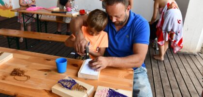 Mali majsterkowicze na plaży – fotorelacja z warsztatowni 29.07.