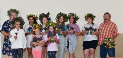 Warsztaty plecenia wianków z Gosią Oparką – fotorelacja z Suchej