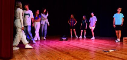 Grupa Teatralna B-CKiP zagrała swój spektakl dla szkoły w Bysławiu i Lubiewie